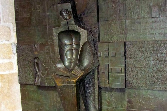Roman & Gotic & Gaudi in Barcelona: private walking tour - La Rambla, from market street to grand promenade