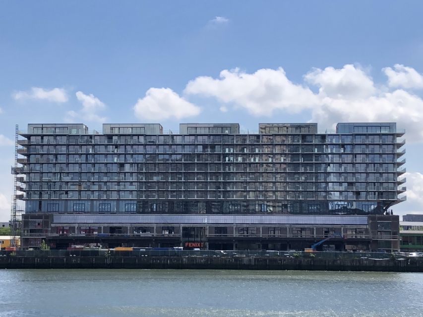 Rotterdam Architecture: Centre and South Bank with watertaxi - The watertaxi across the Maas