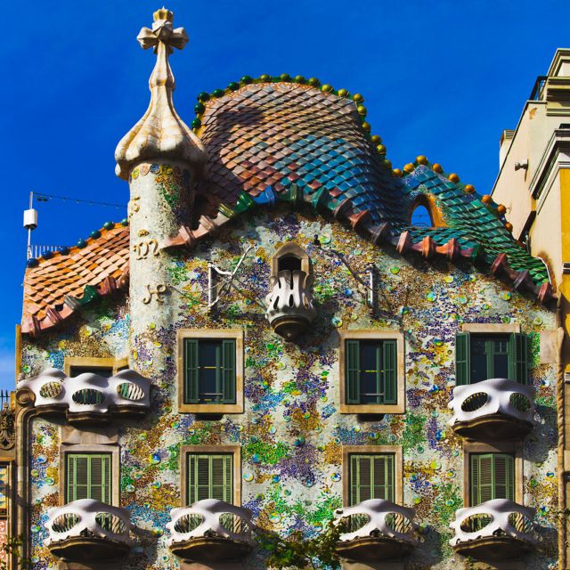 Sagrada Familia & Gaudi Guided Tour Private or Small Groups - Barcelona in one long Gaudí story