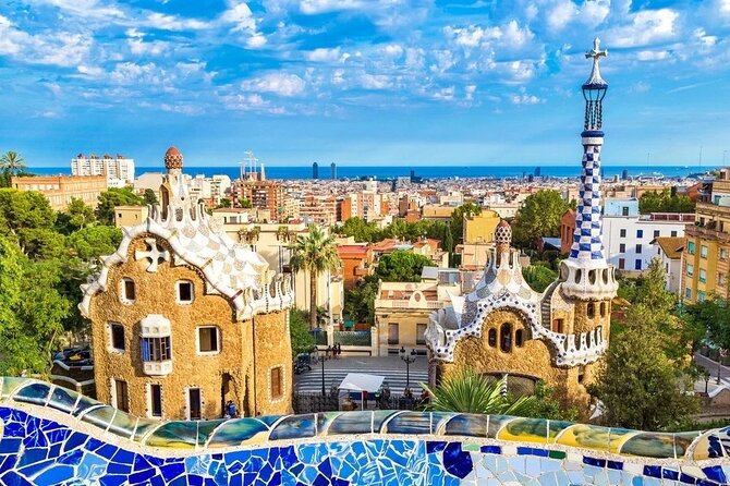 Sagrada Familia: Small Group Tour, hotel pick-up with Fast-Track - What the guide experience is really like