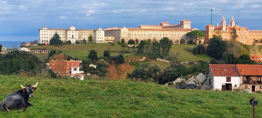 Santander: Comillas, Modernismo y Capricho de Gaudi - Sobrellano Palace, Chapel, and the old cemetery