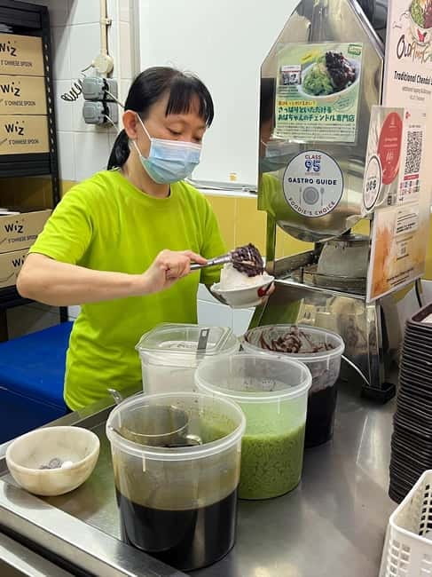Singapore: Architecture and Food Tour with Tastings - The ArtScience Museum’s lotus-shaped design