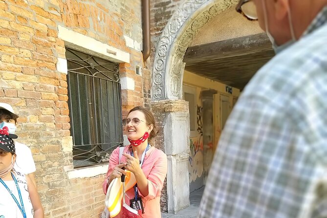 Walking tour in Venice with an architect - The Bridge of Sighs and the route back